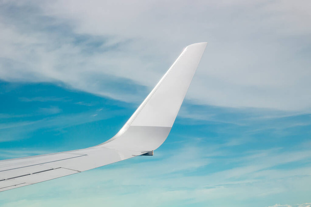 Plain wing over blue sky. Flight from Helsinki to Amsterdam. - Foto, afbeelding