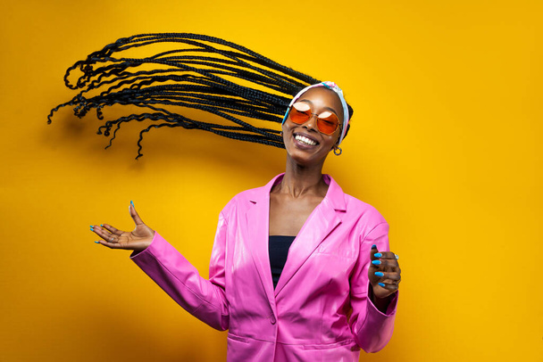 Gyönyörű afro-amerikai nő afro copfos frizura és stílusos ruhák - Portré fiatal fekete lány a stúdióban - Fotó, kép