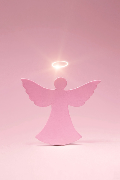 Angel cut out from a cardboard with a shone nimbus - Fotografie, Obrázek