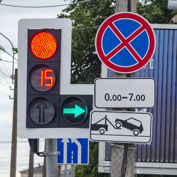 Verkehrsregeln, Verkehrszeichen und Ampeln. - Foto, Bild