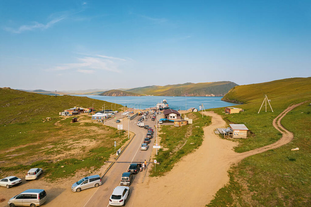 Um ferry da costa leste para Olkhon Island Khuzhir ao nascer do sol. Lago Baikal. Do lado da ilha. - Foto, Imagem