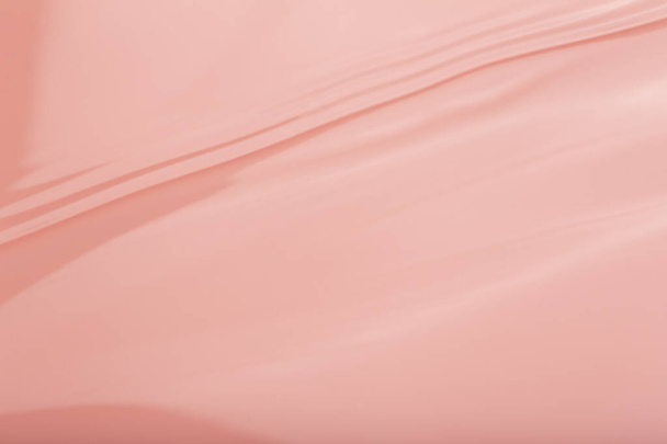 Wasser ruhig plätschert Hintergrund. Wasserbeschaffenheit, Kreise und Blasen auf einer flüssigen rosa Oberfläche. Kosmetische Produkte und flaches Designkonzept - Foto, Bild