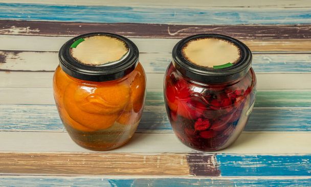 compota de frutas con albaricoque y grosella y más en vidrio de color - Foto, imagen