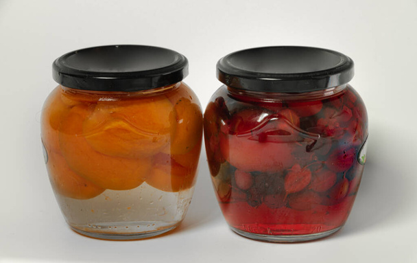 compota de frutas con albaricoque y grosella y más en vidrio de color - Foto, imagen