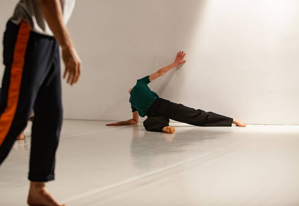 danseuse improviser en contact. danse - Photo, image