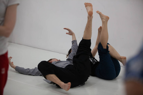 due ballerini improvvisano a contatto. Danza contemporanea - Foto, immagini