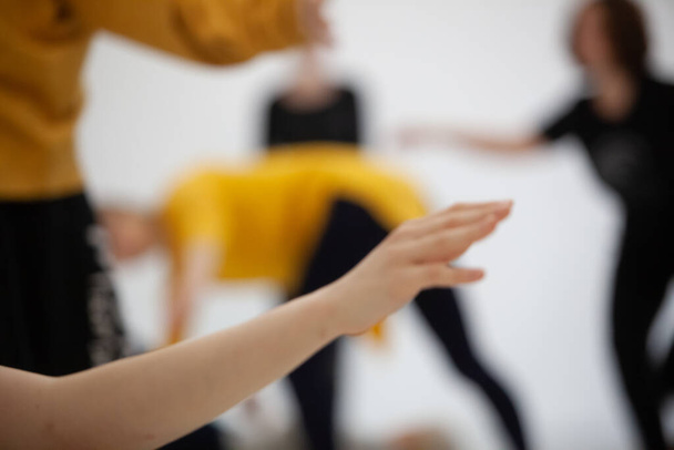 ダンサーの動きが即興演奏に接触 - 写真・画像