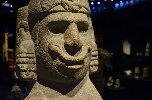 Une ancienne tête d'idole dans un musée du quai de Branly à Paris
 - Photo, image