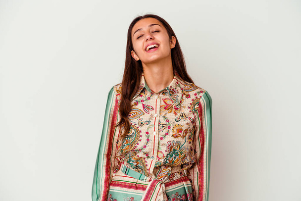 fiatal indiai nő elszigetelt fehér háttér nyugodt és boldog nevetés, nyak kinyújtott bemutató fogak. - Fotó, kép
