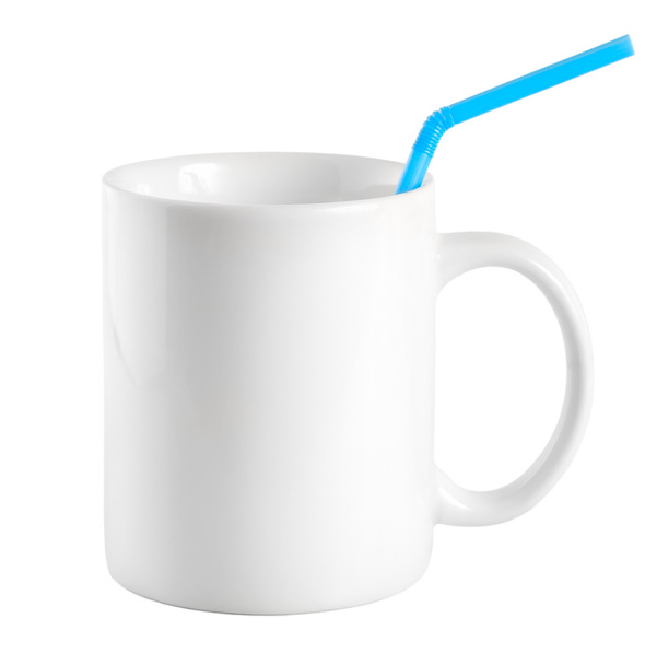 weiße Tasse mit einem Trinkhalm auf weißem Hintergrund (Pfad) - Foto, Bild