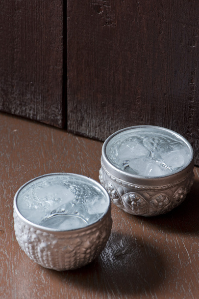 zwei Glas Wasser in traditioneller thailändischer Silberschale - Foto, Bild
