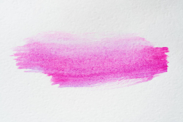 mancha de acuarela púrpura sobre fondo de papel texturizado. - Foto, imagen