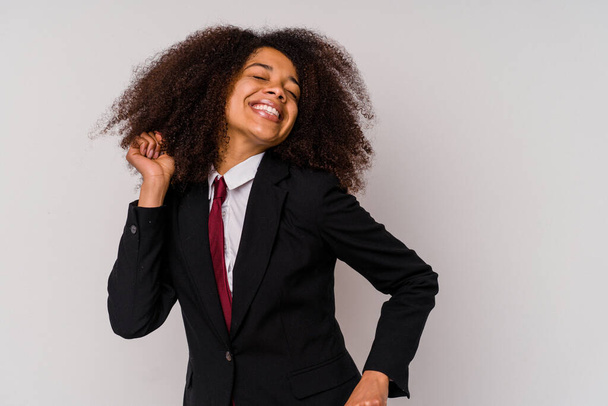 Νεαρή Αφρο-Αμερικανίδα επιχειρηματίας φορώντας κοστούμι απομονωμένη σε λευκό φόντο χορεύει και διασκεδάζει. - Φωτογραφία, εικόνα