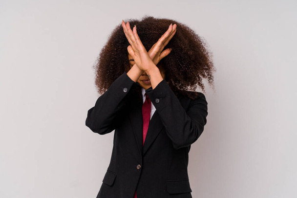 Fiatal afro-amerikai üzletasszony öltönyt visel elszigetelt fehér háttér tartja két kar keresztbe, tagadás koncepció. - Fotó, kép