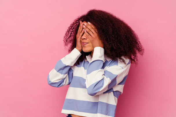 Joven afroamericana americana aislada sobre fondo rosa asustada cubriendo ojos con las manos. - Foto, Imagen
