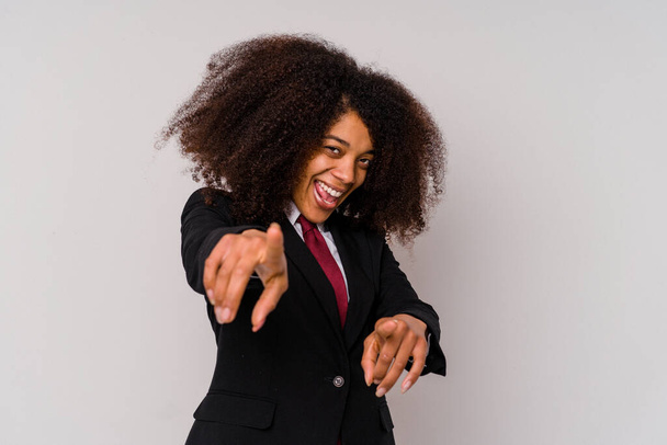 Fiatal afro-amerikai üzletasszony egy öltönyt visel elszigetelt fehér háttér vidám mosoly felé mutató front. - Fotó, kép
