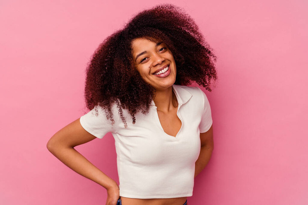 Νεαρή Αφροαμερικανή γυναίκα απομονωμένη σε ροζ φόντο χαρούμενη, χαμογελαστή και χαρούμενη. - Φωτογραφία, εικόνα