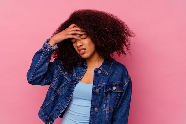 Mladá africká americká žena izolované na růžovém pozadí dotýkání spánků a mají bolesti hlavy. - Fotografie, Obrázek
