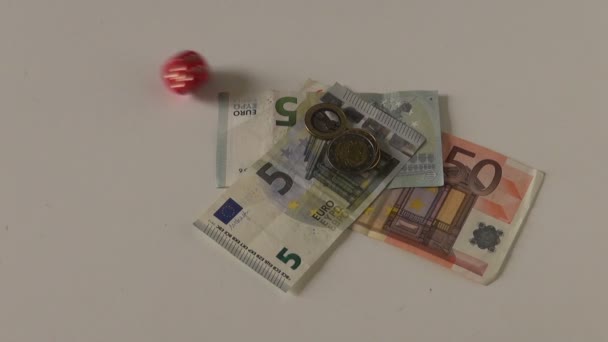 röda tärningar tur nummer sex och pengar eurokontanter på bord - Záběry, video