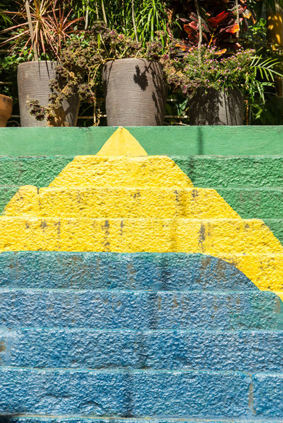 Brasilian lippu maalattu tikkailla kukkulalla Conception keskustassa Rio de Janeiro. - Valokuva, kuva
