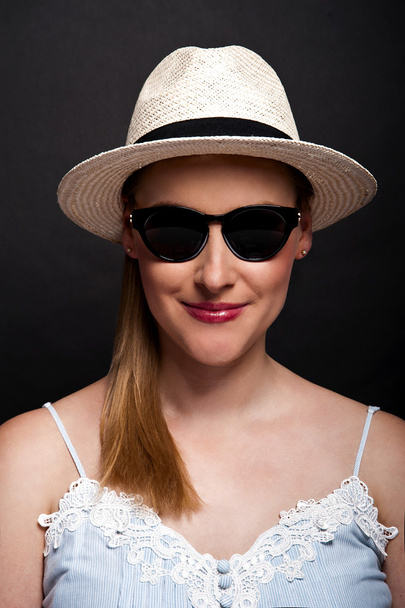 woman with hat and sunglasses over bark background - Photo, Image