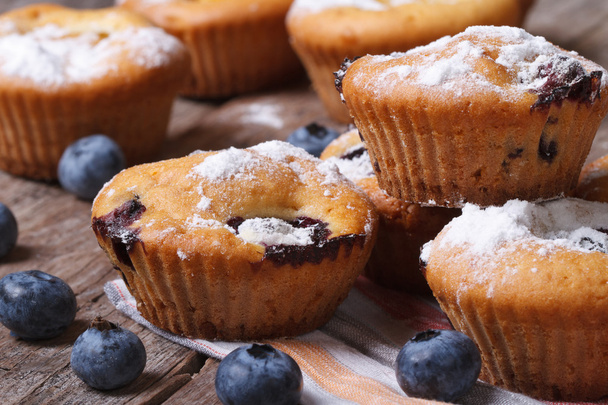 frische Blaubeer-Muffins in Großaufnahme auf dem Tisch. horizontal - Foto, Bild