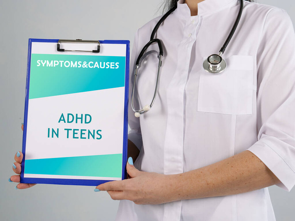Foto conceptual sobre el TDAH EN Adolescentes con frase escrita - Foto, imagen