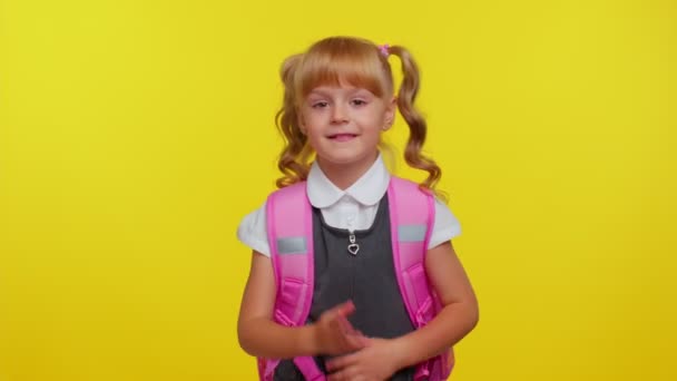 Iskoláslány zenét hallgat tánc diszkó bolondozás körül szórakozás kifejező gesztikuláló kezét - Felvétel, videó