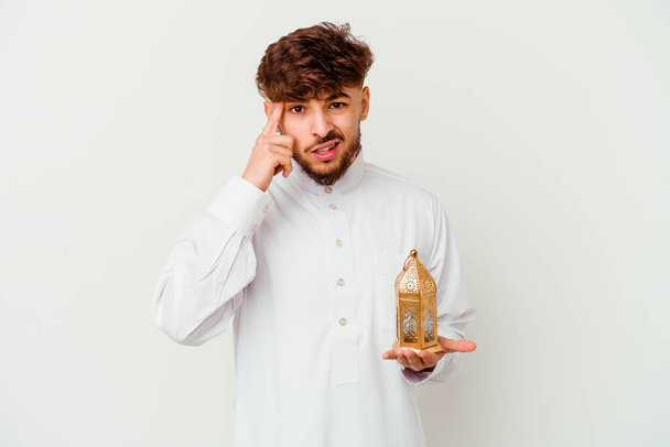 Młody Marokańczyk w typowym arabskim ubraniu trzymający lampę ramadanu na białym tle, pokazujący rozczarowujący gest palcem wskazującym.. - Zdjęcie, obraz