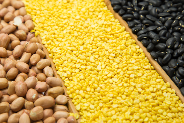 zelené fazolky loupání kůry, černé fazole a oříšky - Fotografie, Obrázek