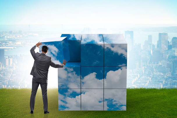 Uomo d'affari costruzione cubo cloud con forme - Foto, immagini