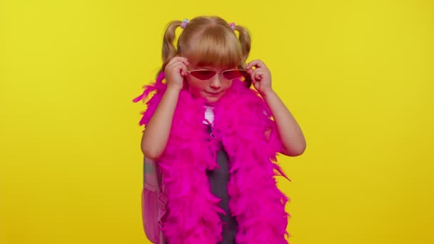 Krásná roztomilá usměvavá školačka s batohem nosí sluneční brýle, okouzlující úsměv, pózování, tanec - Záběry, video