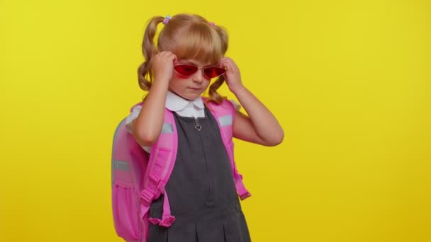 Gyönyörű aranyos mosolygós iskolás lány hátizsák visel napszemüveg, bájos mosoly, pózol, tánc - Felvétel, videó