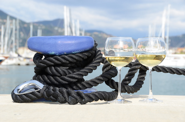 Verres à vin contre yachts
 - Photo, image