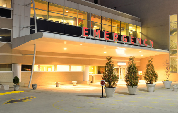 Entrada de emergência em um hospital à noite
. - Foto, Imagem