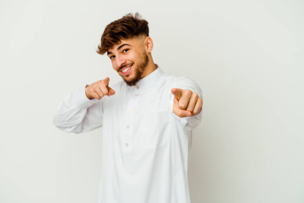Νεαρός Μαροκινός φορώντας ένα τυπικό arab ρούχα απομονώνονται σε λευκό φόντο χαρούμενα χαμόγελα που δείχνουν προς τα εμπρός. - Φωτογραφία, εικόνα