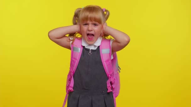 Turhautunut harmitti ärtynyt tyttö koulupuku kattaa korvat ja eleitä ei, välttää neuvoja - Materiaali, video