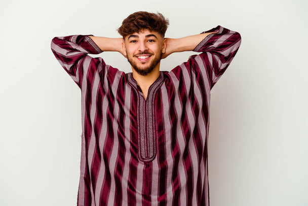 Fiatal marokkói férfi elszigetelt fehér háttér érzés magabiztos, a kezek a fej mögött. - Fotó, kép