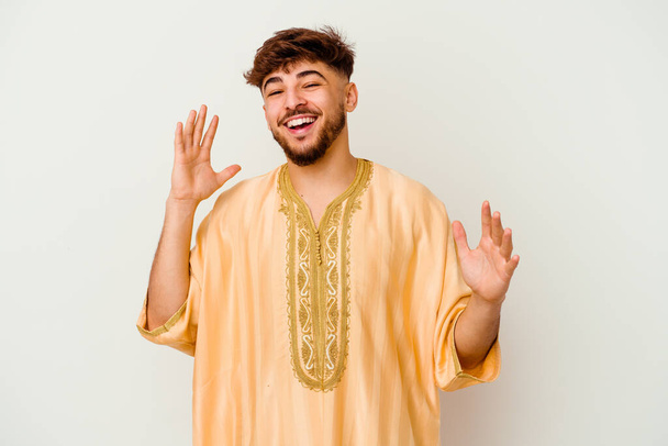 Młody Marokańczyk często się śmieje na białym tle. Koncepcja szczęścia. - Zdjęcie, obraz