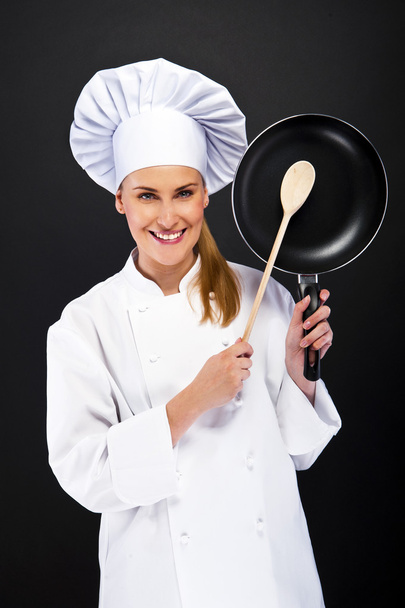 Belle femme blonde chef tenant la casserole sur fond blanc foncé
 - Photo, image