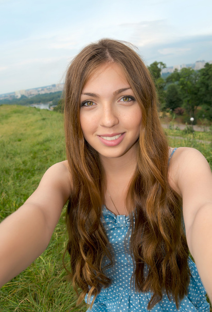 Kendini selfie çekilen güzel bir kız resmi. - Fotoğraf, Görsel