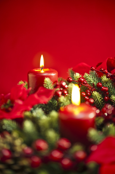 Рождественский венок на красном фоне
 - Фото, изображение