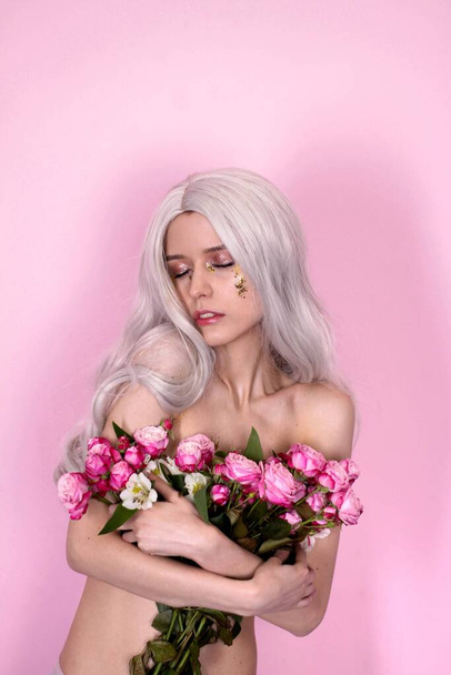 блондинка в белой одежде на розовом фоне - Фото, изображение