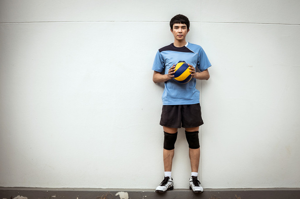 Athlète asiatique de volley-ball avec balle
 - Photo, image