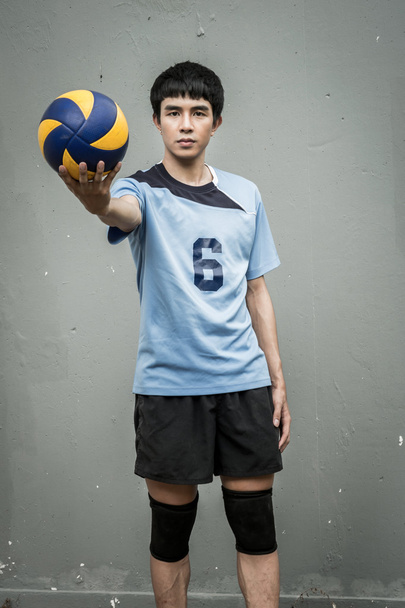Asiático voleibol atleta con bola
 - Foto, Imagen