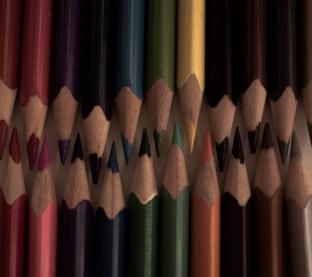 Birbirlerine dolanmış renkli kalemler. - Fotoğraf, Görsel