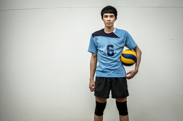 Азіатський волейбол спортсмен з м'ячем - Фото, зображення