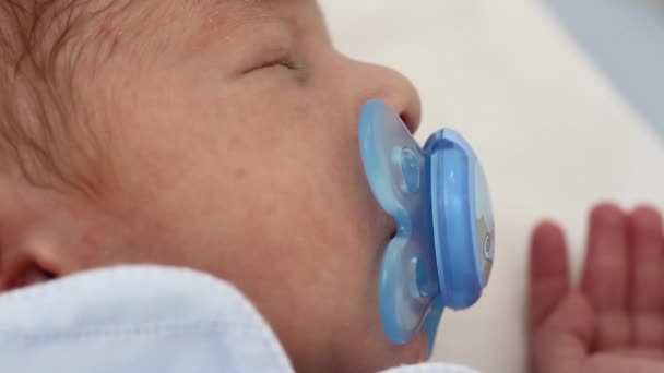 újszülött csecsemő alszik - Felvétel, videó