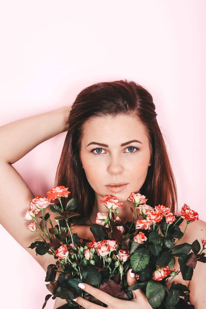 Édes, gyengéd. szexi nő rózsákkal egy könnyű háttér - Fotó, kép