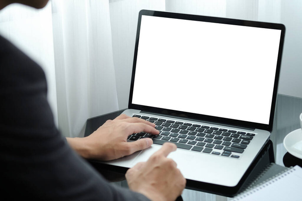 Обрезанный бизнесмен с помощью компьютера ноутбука в офисе. - Фото, изображение